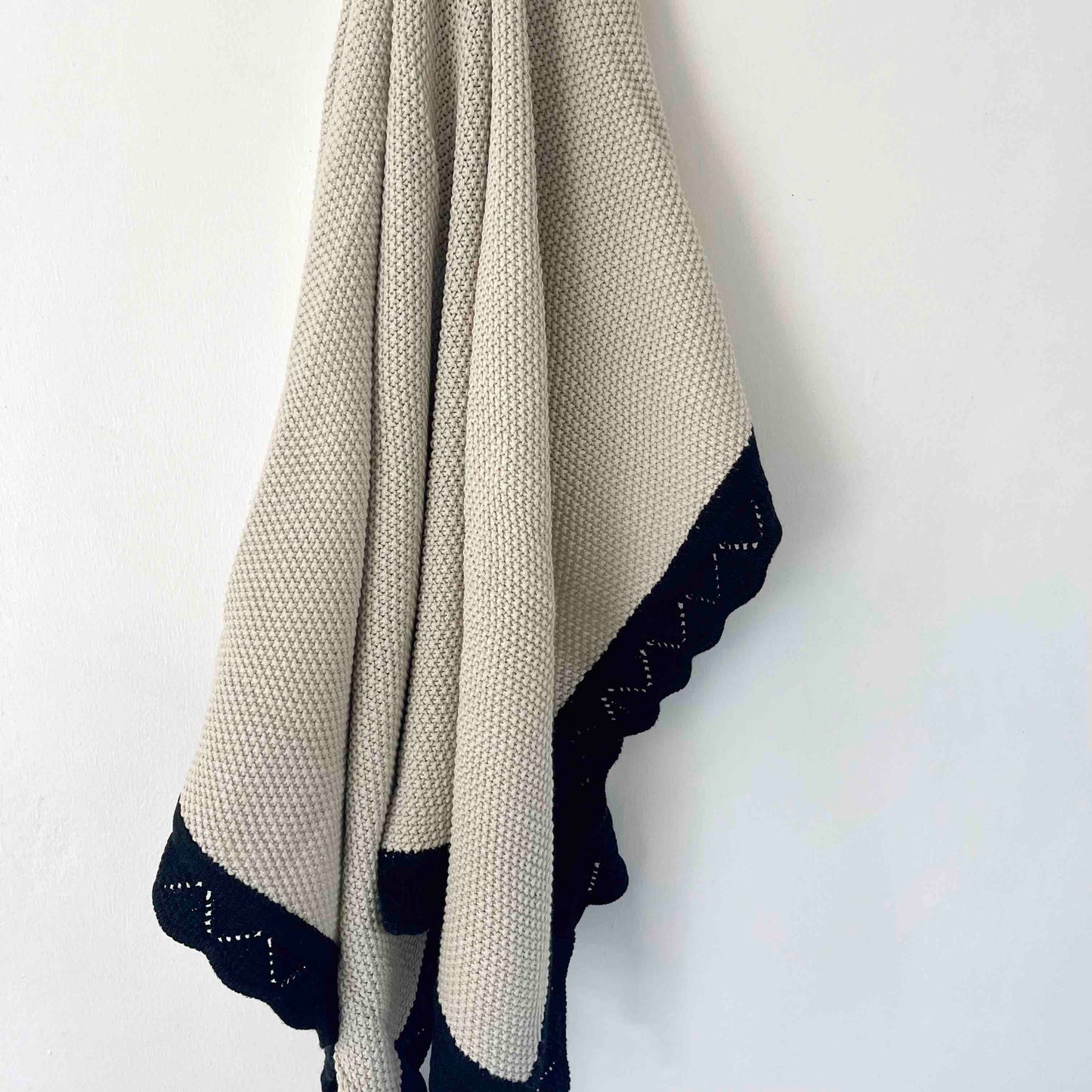 Scalloped Edge Knitted Blanket - Beige and Black